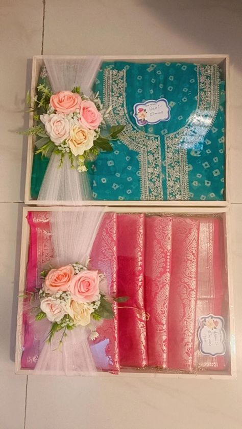 Wedding Gifts Packing Ideas, Bridal Gift Packing Ideas, Dress Packing Ideas Wedding Indian, Engagement Trousseau Packing, Wedding Gift Wrapping Ideas Indian, Sari Packing Ideas For Wedding, Dress Gift Packing Ideas, Dress Packing Ideas Gift, Trousseau Packing For Bride