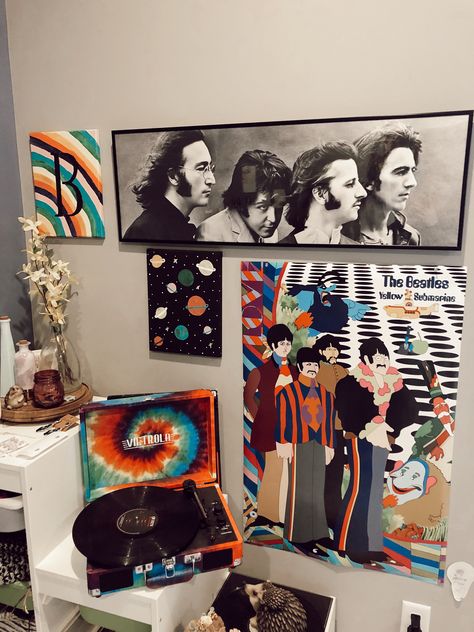 Beatles Room Aesthetic, Classic Rock Room Decor, 70s Bedroom Hippie, 70s Rock Bedroom, The Beatles Bedroom, Beatles Bedroom Decor, The Beatles Room Decor, Beatles Bathroom, 70s Bedroom Ideas