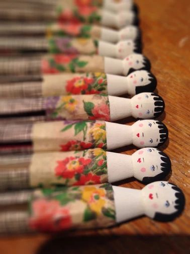 Peglings Sophie Tilley Designs | Gallery Clothespin Dolls How To Make, Cloth Peg Craft, Dolly Pegs Ideas, Vintage Clothes Pin Crafts, Clothespin Art Projects, Clothespin Dolls Diy, Painted Clothes Pins Ideas, Clothespin Crafts Christmas, Pretty Pegs