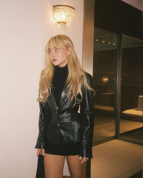 Sabrina Carpenter Style, Sabrina Carpenter Outfits, Looks Black, Rory Gilmore, Short Skirt, Sabrina Carpenter, Look Cool, Fashion Inspo Outfits, Style Icons