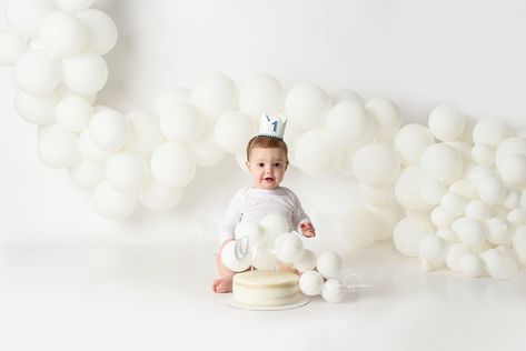 Cake Smash Photo Shoot, White 1st Birthday Photoshoot, Simple Cake Smash Photoshoot, Minimalist First Birthday Photoshoot, Cake Smash With Balloons, White Balloon Cake Smash, Minimalist One Year Old Photoshoot, Birthday Photoshoot Ideas Boys, Twin Cake Smash