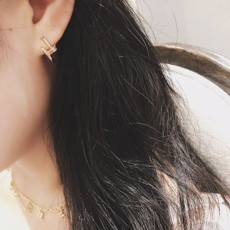 Cartier Earing Gold, Cartier Earrings, Expensive Jewelry Luxury, Ear Stack, Jewelry Luxury, Dope Jewelry, Expensive Jewelry, Girly Jewelry, Ear Jewelry