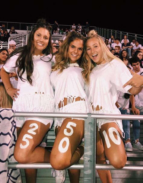 White Out Football Game, Football Game Outfit Highschool, College Football Game Outfit, Outfits Highschool, High School Football Games, Spirit Week Outfits, Game Outfit, Football Game Outfit, Shotting Photo