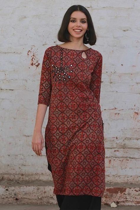 Kalamkari Kurti Designs Cotton, Kalamkari Kurti Designs Latest, Ajrakh Kurti Designs Latest, Ajrakh Kurta Designs, Printed Kurti Designs, Kurti Pattern, Simple Kurta, Indian Kurti Designs, Simple Kurti