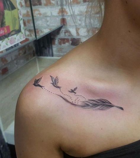 Collar Bone Tattoo Quotes, Feather With Birds Tattoo, Flying Bird Tattoo, Flying Tattoo, Tato Henna, M Tattoos, Feather Tattoo Design, Bone Tattoos, Cat Tattoos