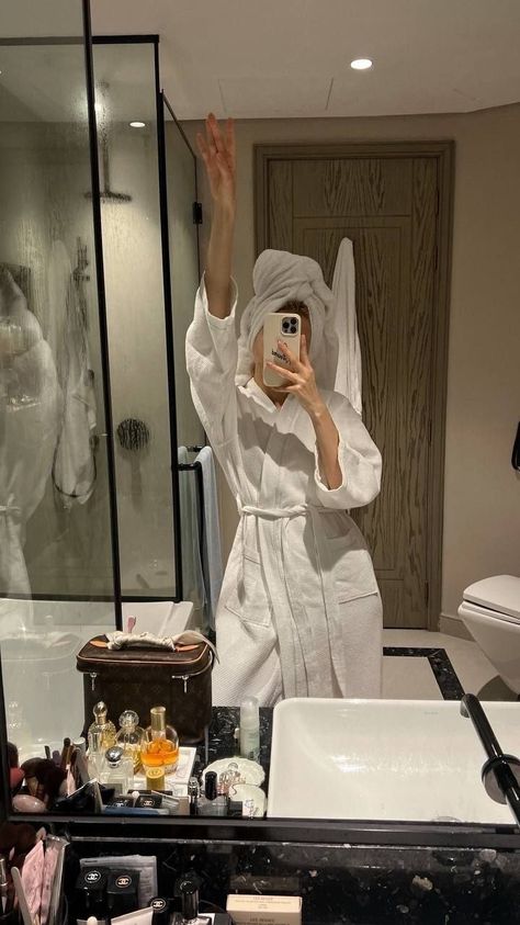 Hotel Aesthetic Bathroom, Hotel Room Picture Ideas Instagram, Washroom Selfie, Hotel Bathroom Aesthetic, Hotel Picture Ideas Instagram, Bathrobe Aesthetic, Room Mirror Selfie, Classy Loungewear, Jennifer Aniston Dress