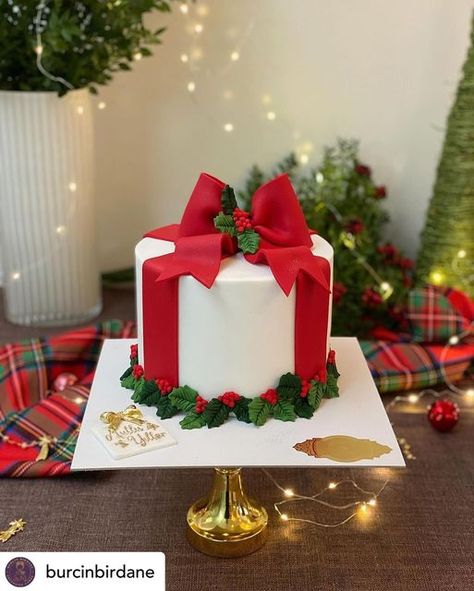 Cake ideas 4u on Instagram: "RePosted @cake.ideas.4u •🎄Christmas mini cake🎄 Amazing Christmas themed cake designs by amazing artist. Do you Enjoy watching these gorgeous like me? #christmas2023 #christmasmenu #christmasfood #christmascake #minicake #wreathcake #merrychristmas #instachristmas #christmasdinner #cake #cakelove #cakecakecake #buttercreamcake #cakeforeveryone #instagood #poolecakes #bournemouthcakes #baker #cakedecorator #cakedesigner #caketrends #cakestyle #cakesofig #cakesofinstagram #cakeoftheday #cakes #cakeboss #smallbusiness #cakegram #cakegoals" Cake Painting Tutorial, Decoracion Navidad Diy, Mini Christmas Cakes, Present Cake, Christmas Themed Cake, Cake Writing, Bow Cakes, Christmas Cake Designs, New Year's Cake