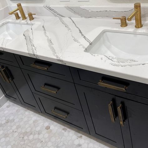 Revamp your bathroom into an elegant retreat by incorporating a chic black vanity. This exquisite piece showcases a grand vein quartz top and gold-toned hardware, effortlessly merging modern and timeless styles to captivate guests. The vanity's sleek black exterior and gleaming gold details give it a trendy and sophisticated look, while the refined quartz top brings a touch of luxury and grandeur. #modern #timeless #elegant #sophisticated #bathroom #bathroomgoals #bathroomdesign #vanity Black Quartz Bathroom Countertops, Black Quartz Bathroom, Quartz Bathroom Countertops, Quartz Bathroom, Sophisticated Bathroom, Bathroom Remodels, Black Vanity, Vanity Tops, Bathroom Goals