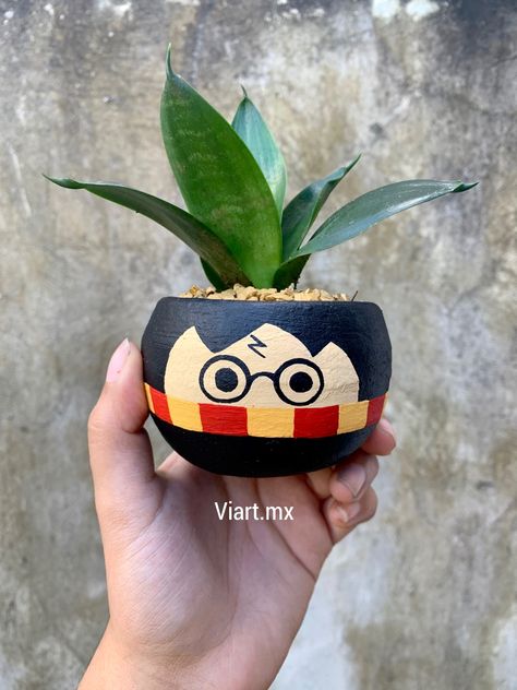 Maceta, harry potter , sansevieria , plantas , pintado a mano Harry Potter Plant Pot, Harry Potter Clay Ideas, Harry Potter Pottery, Harry Potter Plants, Pottery Plant Pots, Nerd Decor, Fondant Flower Tutorial, Plant Pot Design, Diy Pottery Painting