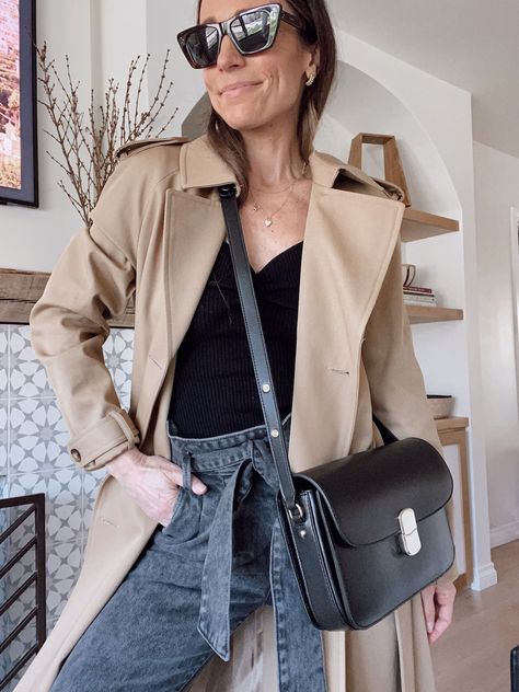 Small Black Purse Outfit, Sezane Bag Outfit, Milo Bag Sezane, Sezane Milo Bag, Prada Crossbody Bag Outfit, Black Leather Bag Outfit, Black Crossbody Bag Outfit, Black Purse Outfit, Classic Black Bag