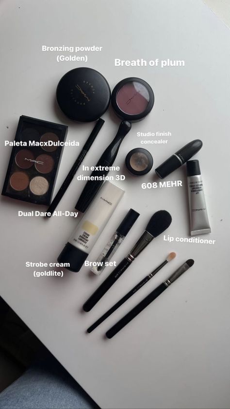 Minimal Makeup Collection, Makeup Layout, Whats In My Makeup Bag, Makeup Bag Essentials, Subtle Makeup, Makeup Accesories, Minimal Makeup, Edgy Makeup, Beauty Skin Care Routine