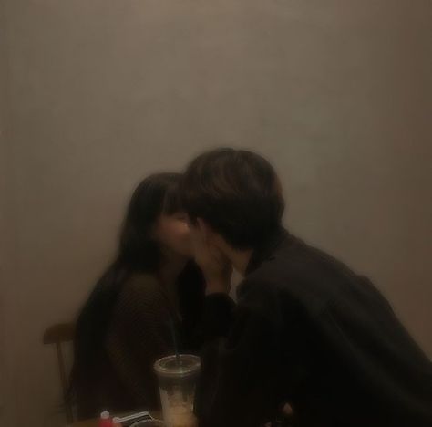 ❝ #couple #aesthetic #grunge #love #boy #girl ❞ Grunge Boyfriend Aesthetic, Grunge Love Aesthetic, Couple Vibes Aesthetic, Boy And Girl Aesthetic, Teen Love Aesthetic, Couple Picture Aesthetic, Grunge Couple Aesthetic, Grunge Couples, Novios Aesthetic