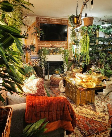 Aesthetic Living Room Cottagecore, Home Decor Ideas Cottagecore, Alternative Living Room Ideas, Cottage Core Room Aesthetic, Fairy Living Room, House Plants Decor Indoor, Cottagecore Bedroom Aesthetic, Eclectic Apartment Decor, Cottagecore Living Room