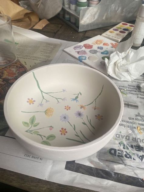 Paint Your Own Pottery Aesthetic, Pottery Painting Wildflowers, Paint Pottery Aesthetic, Handmade Ceramics Aesthetic, Cottage Core Pottery Painting, Ideas For Pottery Painting, Pottery Painting Dish, Ceramics Ideas Pottery Mug, Things To Paint On Pottery