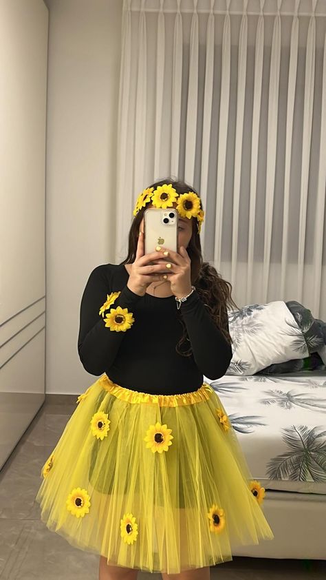 Flower Costume Kids, Spring Costume, Fancy Dress Costumes Kids, Atrapasueños Diy, Carnaval Costume, Diy Costumes Women, Yellow Costume, Flower Costume, Diy Kostüm