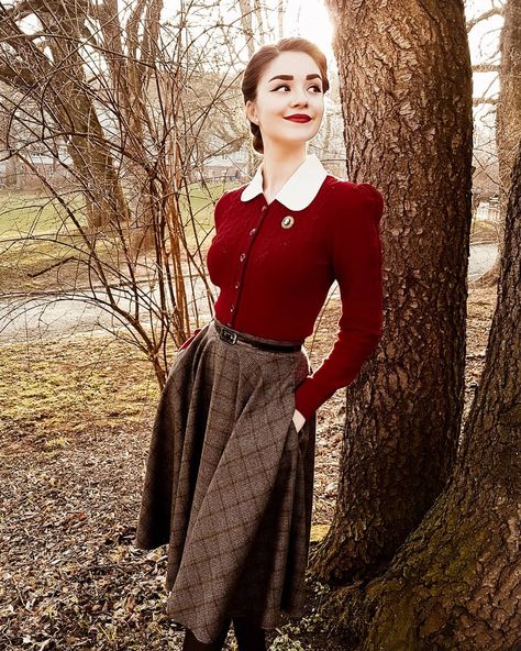 This in-between weather calls for cardigaaaans! The ever so adorable @shirinatra is here modeling our waist-length signature cardigan ❤️!… 1950s Cardigan Outfit, 50s Clothes, Styling Women, 50's Style, Vintage Soul, 1950s Style, Vintage Inspired Outfits, Red Cardigan, In Between