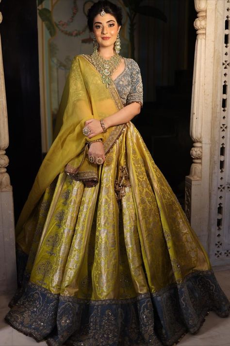 Lehenga Saree Design, Simple Lehenga, Bridal Lehenga Designs, Latest Bridal Lehenga, Indian Outfits Lehenga, Wedding Lehenga Designs, Lehenga Designs Simple, Indian Bride Outfits, Half Saree Designs