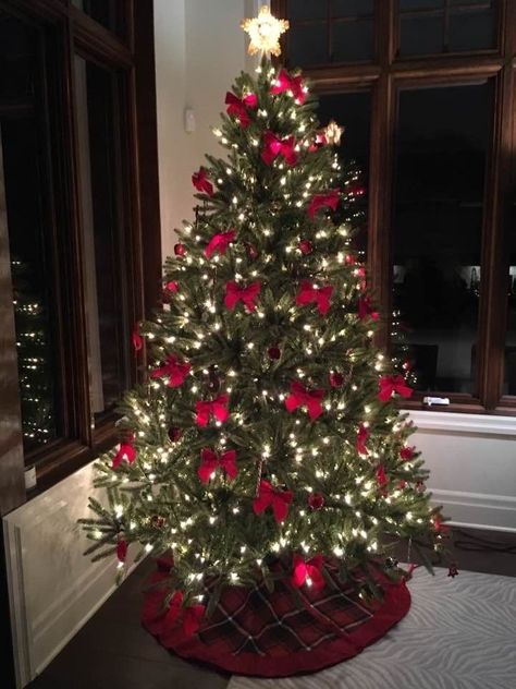 Corner Christmas Tree, Christmas Decorating Hacks, Christmas Tree Inspo, Christmas Dreaming, Christmas Tree Decorating Themes, Elegant Christmas Trees, Christmas Tree Decorations Diy, Christmas Interiors, Christmas Themes Decorations