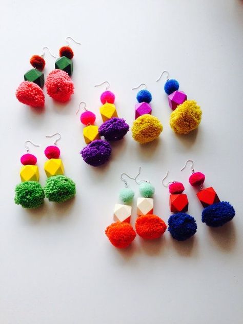 Pom Pom Jewelry, Sunglasses Party Favor, Gifts Boho, Pom Earrings, Diy Fabric Jewellery, Boho Moon, Diy Pom Pom, Pom Pom Earrings, Pom Pom Crafts