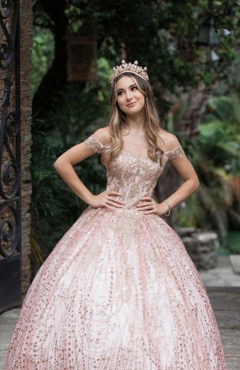 Quince Foto Shoot Ideas, Quinceanera Photography Poses, Ball Gown Poses, Quinceañera Poses Ideas, Quince Poses Photo Shoots, Quinceañera Photos, Quinceanera Poses, Quince Poses, Quinceañera Photoshoot Ideas