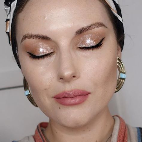 Glass lids @stilacosmetics Heavens dew all over glimmer. Katie Jane Hughes, Monolid Eye Makeup, Kylie Lipstick, Stila Cosmetics, Blending Eyeshadow, Holiday Beauty, Best Lipsticks, Colorful Eye Makeup, Makeup Swatches