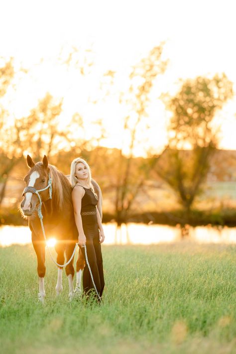 Senior Horse Photography, Grooming Horse, Horse Shoot, Horse Photoshoot Ideas, Equine Photography Poses, Horse Senior Pictures, Horse Trails, Ranch Horses, Horse Nutrition