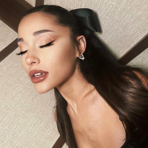 ♥︎ on Twitter: "… " Ariana Grande Makeup Tutorial, Ariana Grande Today, Ariana Grande Makeup, Ariana Grande Hair, Ariana Grande News, Ariana Grande Photoshoot, Ariana Grande Photos, Ariana Grande Pictures, Celebrity Look Alike