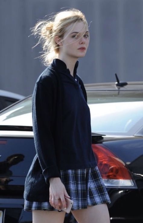 Elle Fanning Paparazzi, Ellie Fanning, Elle Fanning Style, Dakota And Elle Fanning, Boarding School, Elle Fanning, Private School, Bella Hadid, Audrey Hepburn