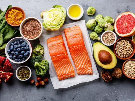 Keep this list of vitamin- and mineral-packed ingredients handy to be sure you’re filling up on foods that taste amazing and offer up tons of good-for-you nutrients. Pescatarian Diet, Jason Fung, Low Carb Diets, Super Food, Inflammatory Foods, Diet Vegetarian, Idee Pasto Sano, Healthy Dog Treats, Healthy Foods To Eat