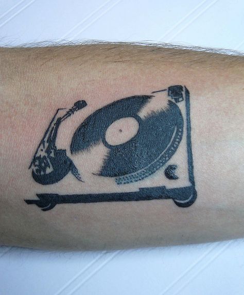 Turntable tattoo.....COOL! #music #tattoo #turntable #skinart #bodyart #musicink http://www.pinterest.com/TheHitman14/music-tattoosbody-art-%2B/ Dj Turntable Tattoo, 70s Music Tattoo, Turn Table Tattoo, Dj Tattoo Ideas For Men, Turntable Tattoo, Vinyl Record Tattoo, Cd Tattoo, Record Player Tattoo, Vinyl Tattoo