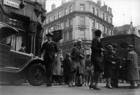 Fascinating Photos of London's Soho Between the Wars - Flashbak Windmill Photos, London History, Soho London, Old London, London Photos, Vintage London, Vintage Stuff, Vintage Pictures, Old Photos