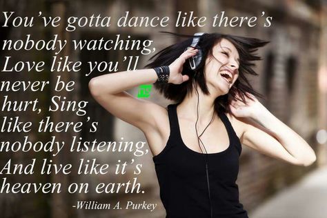 I WILL WHEN I GO SEE ELTON JOHN!!!!! =) Dancing With Headphones, Girl With Headphones, Hot Steam, Workout Songs, Music Motivation, Music Help, Single And Happy, Elton John, Heaven On Earth