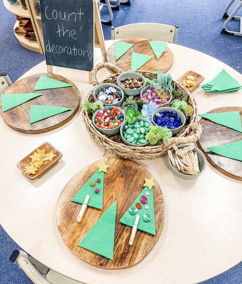 Loose parts/Counting Loose Parts Winter Activities, Loose Parts Christmas Tree, Kindy Christmas Activities, Christmas Provocations Preschool, Reggio Inspired Christmas Activities, Loose Parts Christmas Ideas, Reggio Emilia Winter Activities, Christmas Loose Parts Play, Reggio Emilia Christmas Ideas