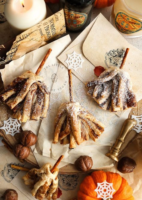 Harry potter pastries shaped as broom sticks. Harry Potter Brunch Ideas, Harry Potter Food Ideas Snacks, Gf Puff Pastry, Vegan Harry Potter, Cinnamon Pretzel, Harry Potter Broomstick, Harry Potter Feast, Harry Potter Broom, Halloween Baking Ideas