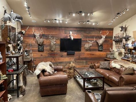 Trophy Rooms Hunting Ideas, Hunting Room Ideas, Trophy Rooms Hunting, Hunting Closet, Hunting Rooms, Hunting Room Design, Dream Man Cave, Hunting Man, Hunting Ideas