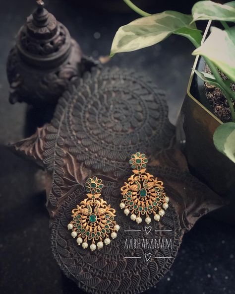 Green Mayil Earring From Abharanam ~ South India Jewels Gold Chandbali Earrings, Gold Chandbali, Pink Necklace Set, Kemp Necklace, Stone Choker Necklace, Mango Necklace, Temple Jewellery Earrings, Antique Gold Earrings, Gold Jhumka Earrings