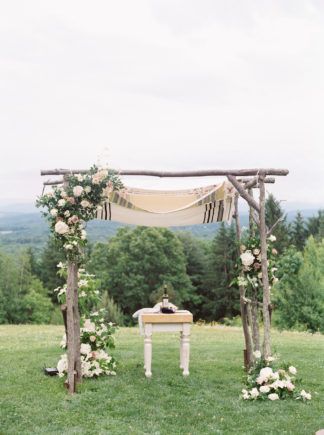 Jewish Outdoor Wedding, Outdoor Chuppah Ideas, Jewish Wedding Ideas Chuppah, Wedding Chuppah Outdoor, Simple Floral Chuppah, Unique Chuppah Ideas, Chuppah Simple, Garden Chuppah, Chuppah Draping