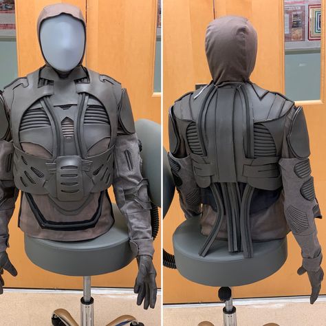 The top half of a display mannequin, front and back, wearing an in-process Stillsuit Dune Stillsuit Cosplay, Dune Cosplay Diy, Stillsuit Dune, Dune Stillsuit, Dune Costumes, Dune Outfit, Dune Cosplay, Costumes Male, Futuristic Costume