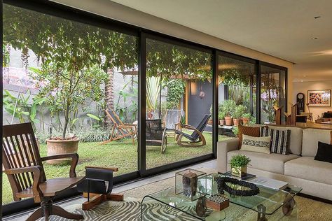 Courtyard Design, Casa Exterior, Tropical House, Courtyard House, Design Exterior, House Extensions, Dream House Exterior, A Living Room, Glass Doors