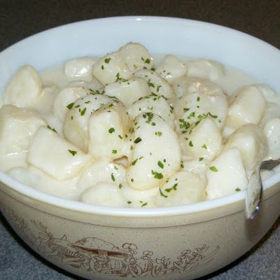 Try New Potatoes in White Sauce! You'll just need 3 pounds red new potatoes, peeled or scraped, then cut into 1 to 1 1/2" chunks (can leave whole if small)... Potatoes In White Sauce, White Cream Sauce, White Sauce Recipe, Shrimp Fried Rice Recipe, Creamy White Sauce, Creamy Potatoes, White Sauce Recipes, White Gravy, Ham Recipe