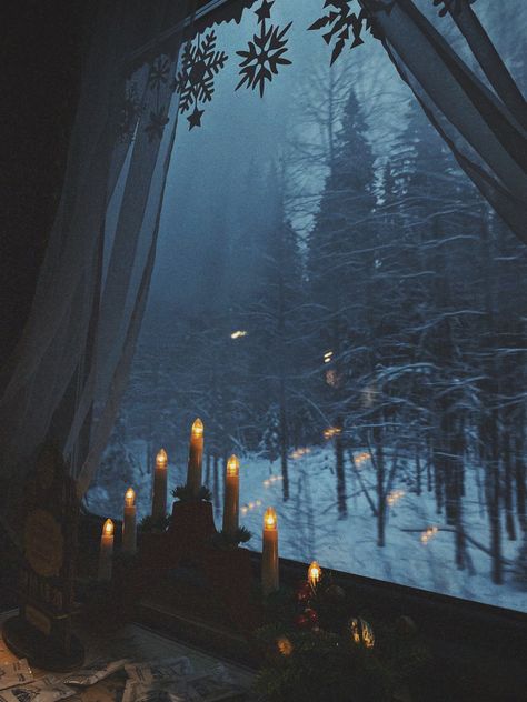 Train window. View of the winter forest. Christmas decorations Witchy Winter Aesthetic, Cozy Winter Night Aesthetic, Enchanted Winter Forest, Spooky Winter, Witchy Winter, Cabin Forest, Window Snow, Window Wallpaper, Snowy Window