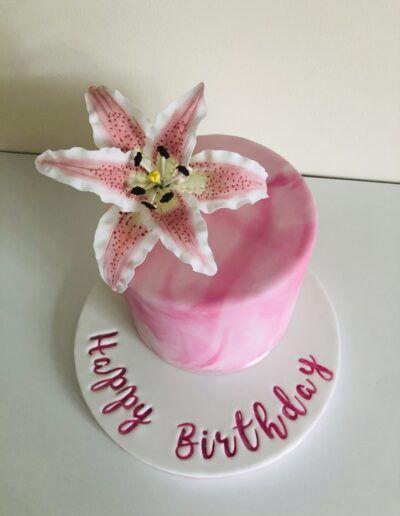 I love making sugar flowers and this lily is such a beautiful one to make. Lily Cake Birthday, Lily Cake, Pink Birthday Cake, Pink Birthday Cakes, Pink Birthday, Sugar Flowers, Pink Lily, Celebration Cakes, Beautiful One