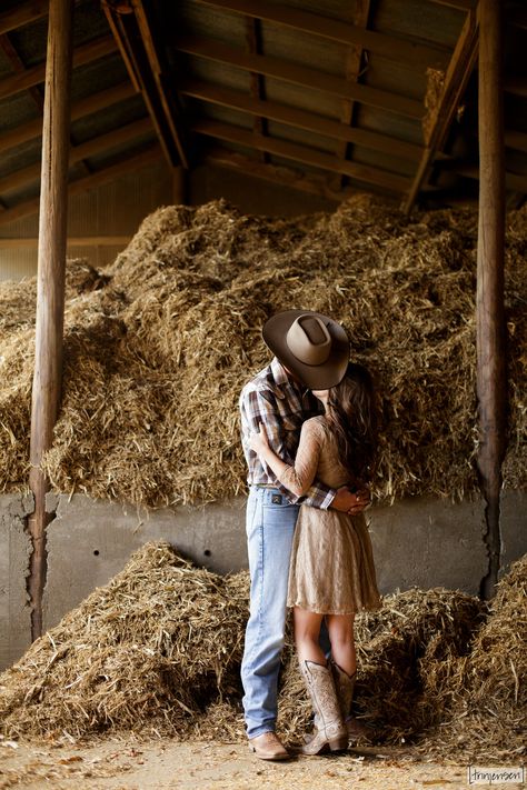 Flower Farm Photoshoot, Prom Pictures Couples Black, Farm Photoshoot, Country Couple Pictures, Country Relationship Goals, Prom Pictures Couples, Cute Country Couples, Country Couple, Pictures Couples