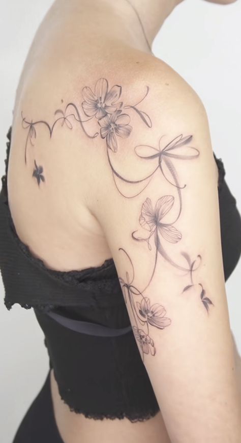 Feminine Arm Tattoos, Arm Wrap Tattoo, Front Shoulder Tattoos, Floral Back Tattoos, Wrap Around Tattoo, Wrap Tattoo, Hip Tattoos Women, Stylist Tattoos, Shoulder Tattoos For Women