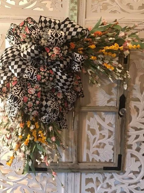 Window wreath Window Frame Wreath, Window Pane Crafts, Framed Wreath, Old Window Decor, Old Window Panes, Recycled Window, Summer Burlap Wreath, Fall Windows, Wooden Window Frames