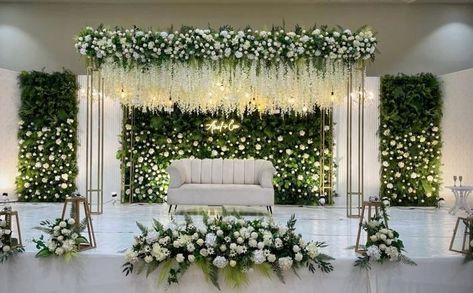 Engagement Decorations Indian, Weddings Decorations Elegant Romantic, Engagement Backdrop, Engagement Stage, Engagement Stage Decoration, Maggam Blouses, Reception Stage Decor, Simple Stage Decorations, Home Flower Decor