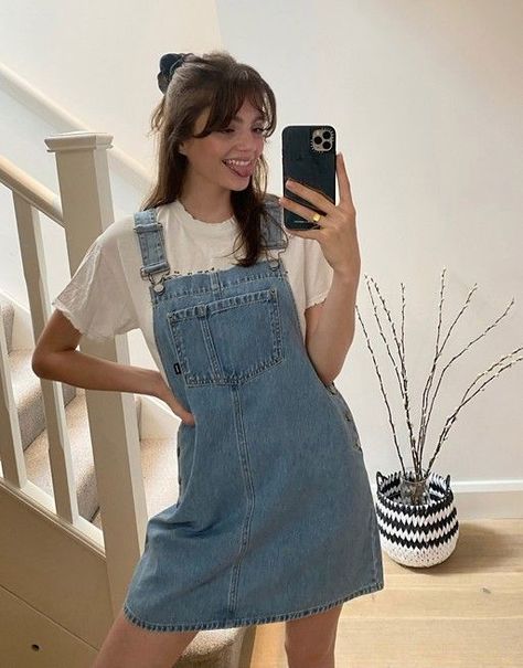 Denim Dungaree Dress Outfit, Jean Overall Dress Outfit, Overall Dress Outfit Summer, Dungaree Dress Outfit, Denim Overall Dress Outfit, Dungree Styles, Denim Jumper Outfit, Jumper Dress Outfit, Style Salopette