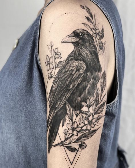 Black Crow Tattoos, Rabe Tattoo, Gotik Tattoo, Crow Tattoo Design, Hawk Tattoo, Vogel Tattoo, Crow Tattoo, Witch Tattoo, Bicep Tattoo