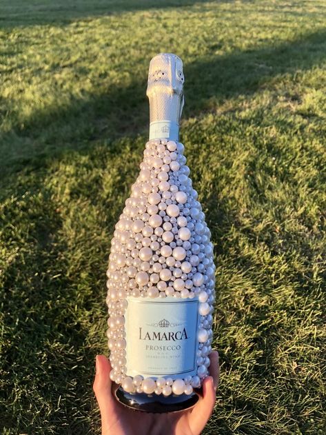 DIY pearl champagne bottle Diy Champagne Bottle, Pearl Themed Party, Wedding Champagne Bottles, Pearl Birthday Party, Pearls Wedding Theme, Pearl Bridal Shower, Bridal Shower Champagne, Champagne Birthday, Pearl Anniversary