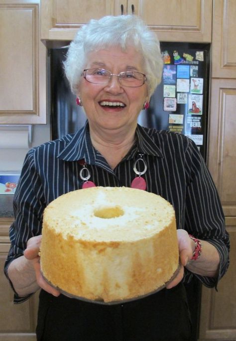 Homemade Angel Food Cake: A Canadian Prairie Celebratory Tradition Best Angel Food Cake Recipe, Homemade Angel Food Cake Recipes, Homemade Angel Food Cake, Baking Tricks, Women Cooking, Angel Food Cake Desserts, Cake Story, Turkey Time, Dessert Aux Fruits